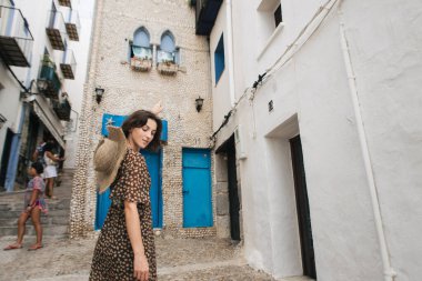 İspanya 'nın eski Peniscola kasabasının sokaklarındaki genç turist kadın.