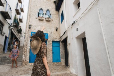İspanya 'nın eski Peniscola kasabasının sokaklarındaki genç turist kadın.
