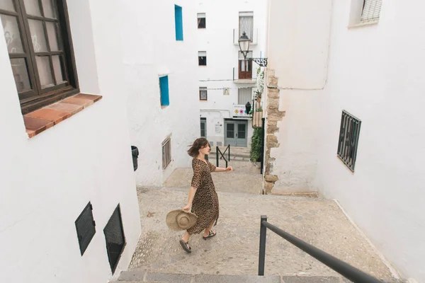 Молода Туристична Жінка Вулицях Старого Міста Пеніскола Іспанія — стокове фото