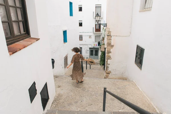 Joven Turista Las Calles Del Casco Antiguo Peniscola España — Foto de Stock