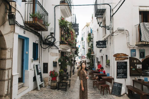 Joven Turista Las Calles Del Casco Antiguo Peniscola España — Foto de Stock