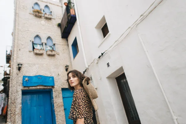Молода Туристична Жінка Вулицях Старого Міста Пеніскола Іспанія — стокове фото