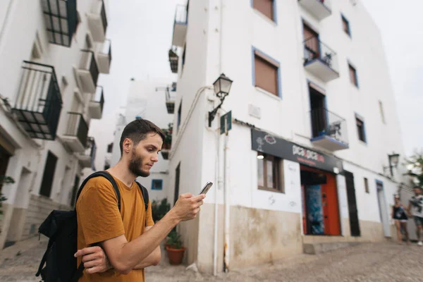 Молодий Чоловік Турист Користується Мобільним Телефоном Вулицях Іспанії Стокове Зображення