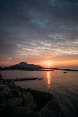 İspanya, Peniscola şatosunun arka planında gün doğumu
