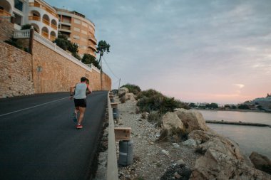 Adam şafakta yola doğru koşar.