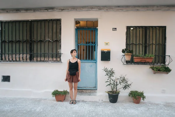 Lampola Spanya Sokaklarında Bir Kız — Stok fotoğraf