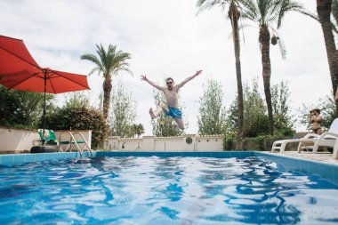 Adam eğleniyor, havuza atlıyor.