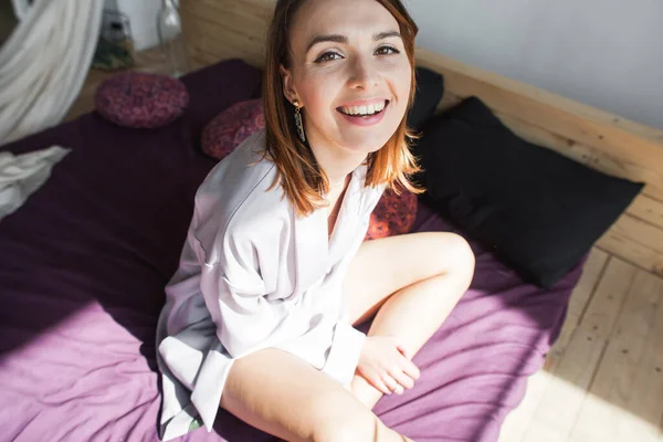 Hermosa Joven Sonriendo Divirtiéndose Cama —  Fotos de Stock