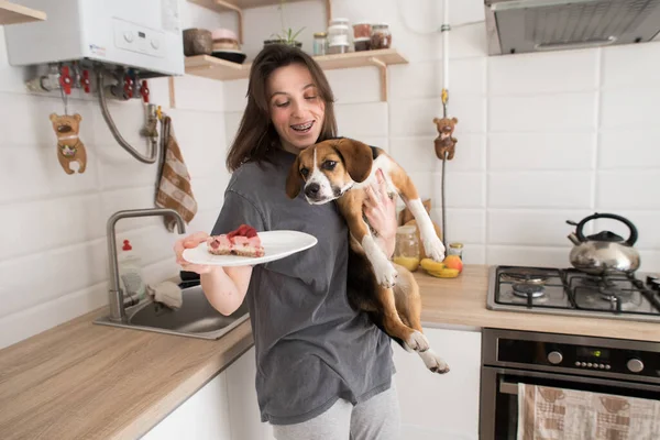 Ragazza Con Cane Cucina Accogliente Andando Mangiare Torta — Foto Stock
