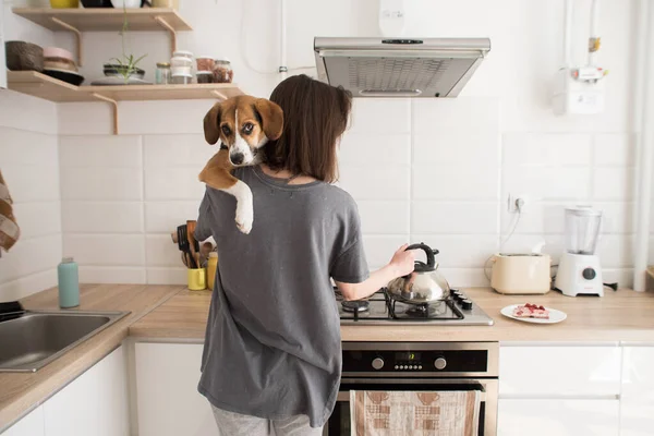 Jovem Cozinheira Cozinha Com Cão — Fotografia de Stock