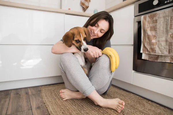 Sevimli Köpekli Kız Mutfakta Yerde Oturuyor — Stok fotoğraf