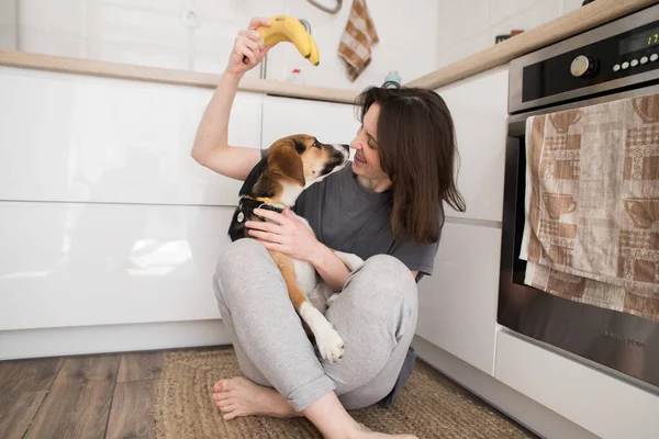 Meisje Met Een Leuke Hond Zit Vloer Keuken — Stockfoto