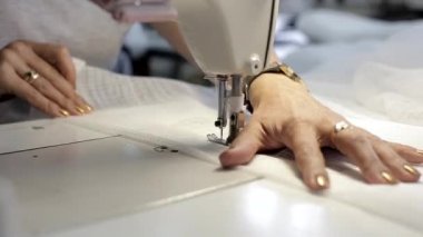 Kadının eller endüstriyel dikiş makinesi faaliyet olarak