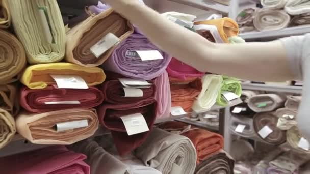 Tela en almacén de ropa — Vídeo de stock
