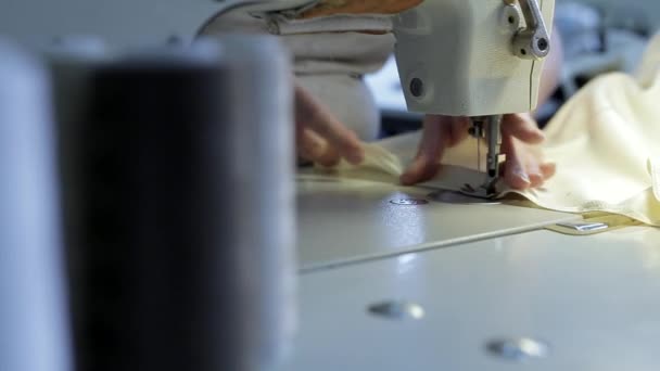 Symaskin i en textilfabrik — Stockvideo
