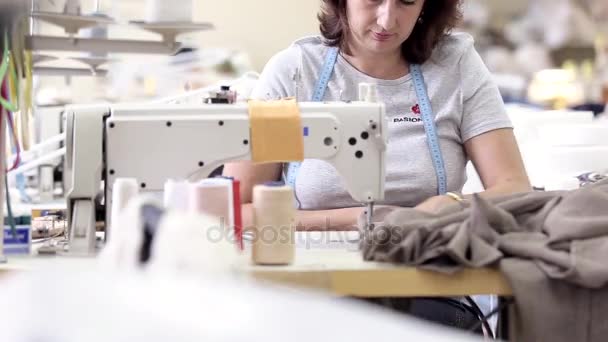 Seamstress cusut pe mașina de cusut în fabrica de fabricație — Videoclip de stoc