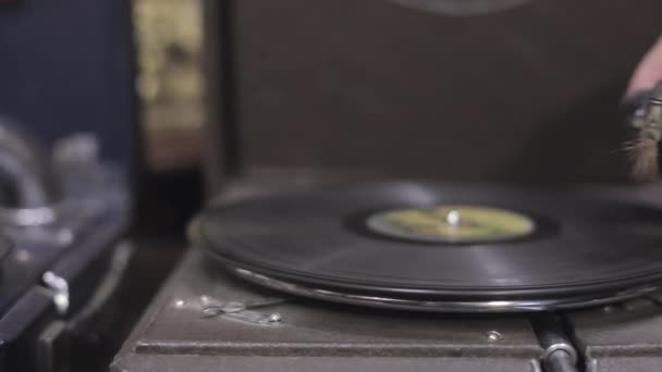 Грамофон в антикварном магазине — стоковое видео