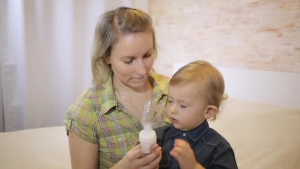 Maman fait son bébé l'inhalation avec un nébuliseur — Video