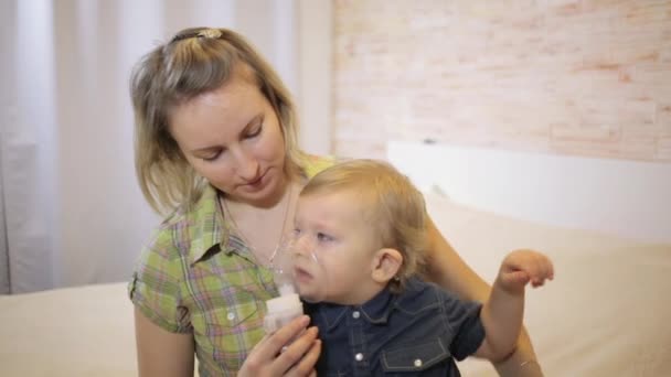 Mamá hace de su bebé la inhalación con un nebulizador — Vídeo de stock