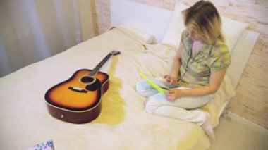 Kadın tablet ve gitar ile