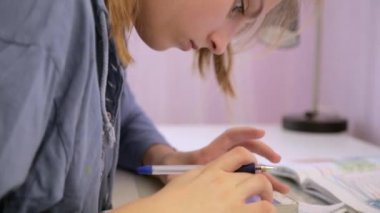 Genç kız bir mesaj smartphone türleri.