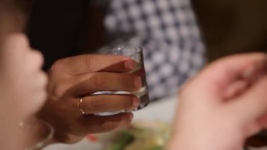 Arkadaşlar votka ve şarap gözlük tıklatması