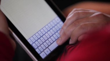 Erkek el tablet üzerinde bir metin yazın