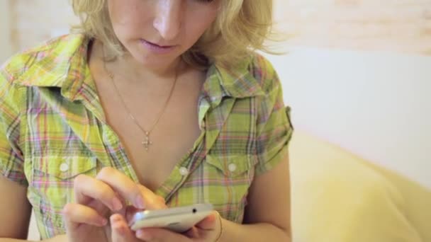 Mujer escribiendo un mensaje en su teléfono inteligente — Vídeos de Stock