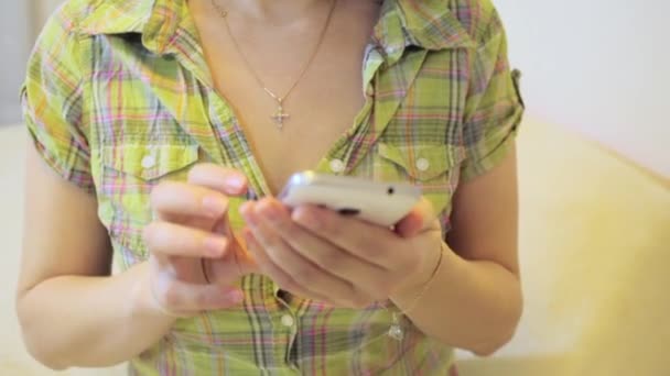 Жінка вводить повідомлення на свій смартфон — стокове відео