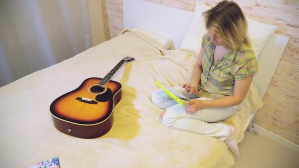 Vrouw met Tablet PC- en gitaar — Stockvideo