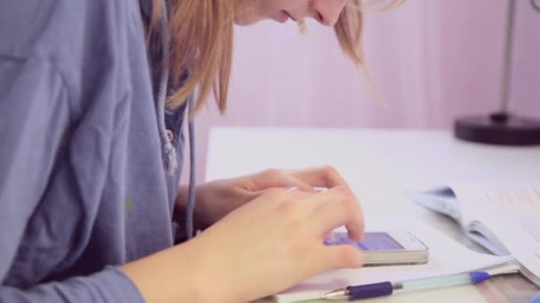 Chica adolescente escribe un mensaje en el teléfono inteligente — Vídeo de stock