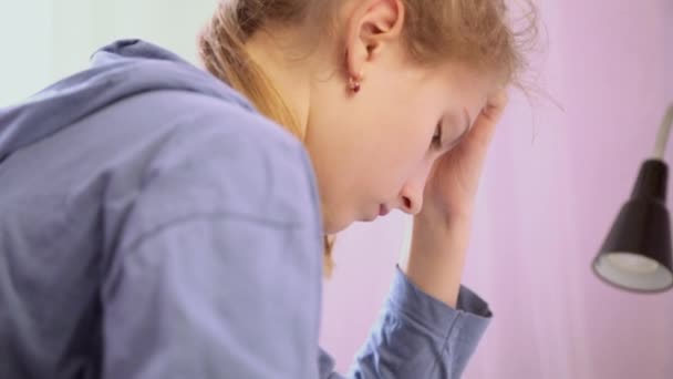 Dospívající dívka dělat domácí úkoly pomocí chytrého telefonu — Stock video