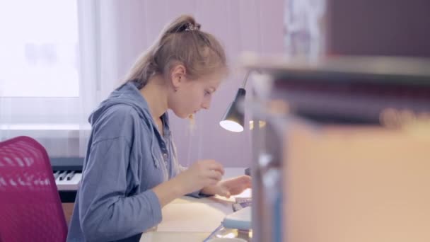 Teen Girl make homework using a smartphone — Stock Video