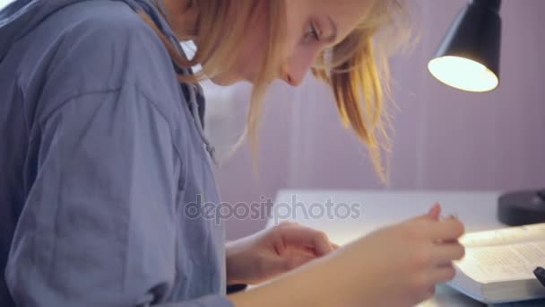 Adolescente menina desenha um círculo usando um par de bússolas — Vídeo de Stock