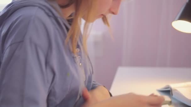 Adolescent fille efface dessin dans l 'notebook — Video