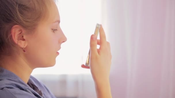 Adolescent fille parler à smartphone — Video