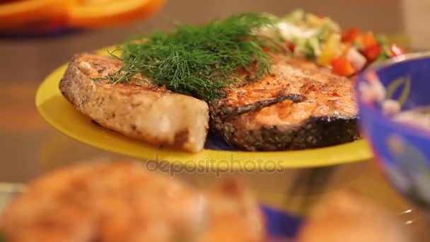 Deux portions de saumon grillé avec des légumes et des herbes . — Video