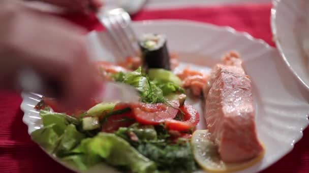 Salmon steak with vegetables. — Stock Video