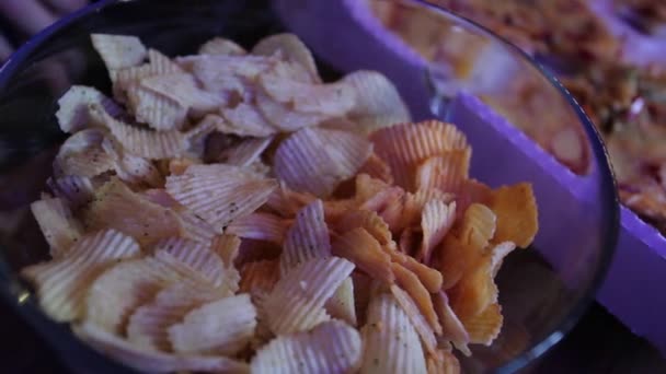 접시 위에 놓인 감자 칩. — 비디오