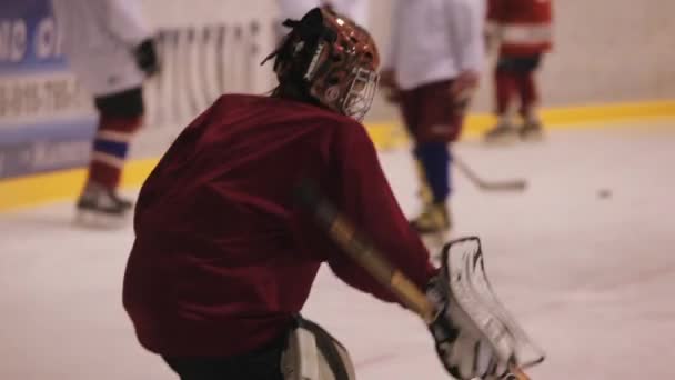 Entrenar al equipo de hockey infantil . — Vídeos de Stock