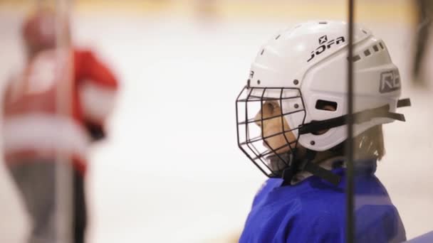 Entrenar al equipo de hockey infantil . — Vídeos de Stock