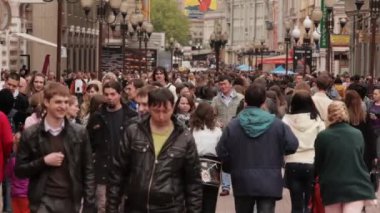 Eski Arbat Caddesi üzerinde yürüyen insanlar