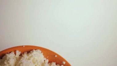 Beyaz bir arka plan üzerinde peynir ile turuncu plaka.