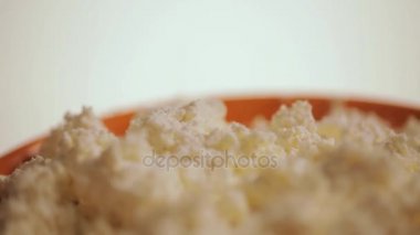 Beyaz bir arka plan üzerinde peynir ile turuncu plaka.