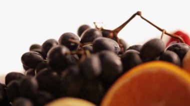 bir plaka üzerinde farklı meyve.