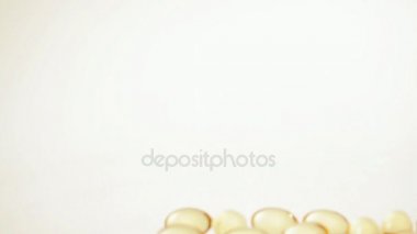 Omega-3 hapları beyaz yüzeyi.