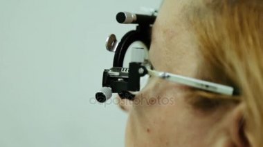 Göz doktoru tarafından gözlük camı lenslerin seçimi