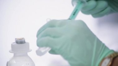 Bir intravenöz infüzyon damla hazırlanması