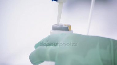 Bir intravenöz infüzyon damla hazırlanması