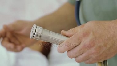 Laringoskop doktorun elinde